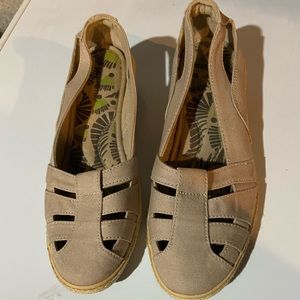 Tan sandal-like closed-toe flats